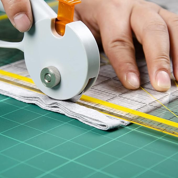 Ecraft Self Healing Sewing Mat 9x12 Inch, Double Sided 5-Ply Fabric Rotary Cutting Mat for Quilting, Sewing & Craft Projects - Gridded Board, Green/Black